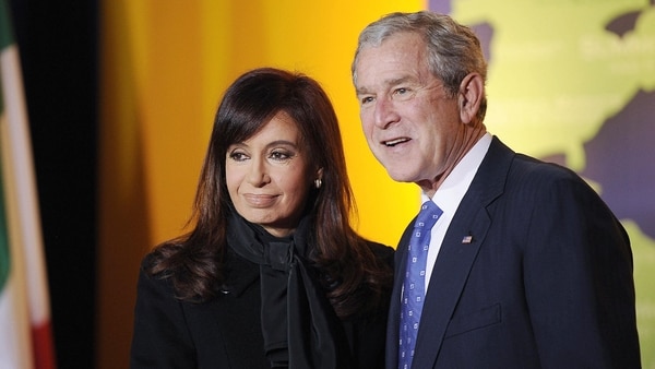 Los entonces presidentes de Argentina y EEUU, Cristina Kirchner y George W. Bush, en la Cumbre del G20 de Washington (AFP)