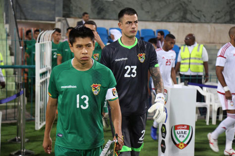 Wayar (izq.) y el golero Vizcarra encabezan el pelotón boliviano rumbop al campo de juego. Foto: FBF Prensa
