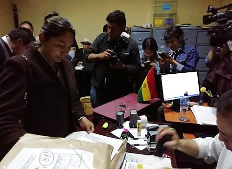 Una postulante al momento de inscribir su nombre ante la Comisión Mixta de Constitución del Legislativo.