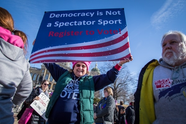 Luego de la asunción de Donald Trump, una ola de mujeres quiso participar en política. “La democracia no es un deporte para espectadores. ¡Regístrate para votar!”. (Wikicommons)
