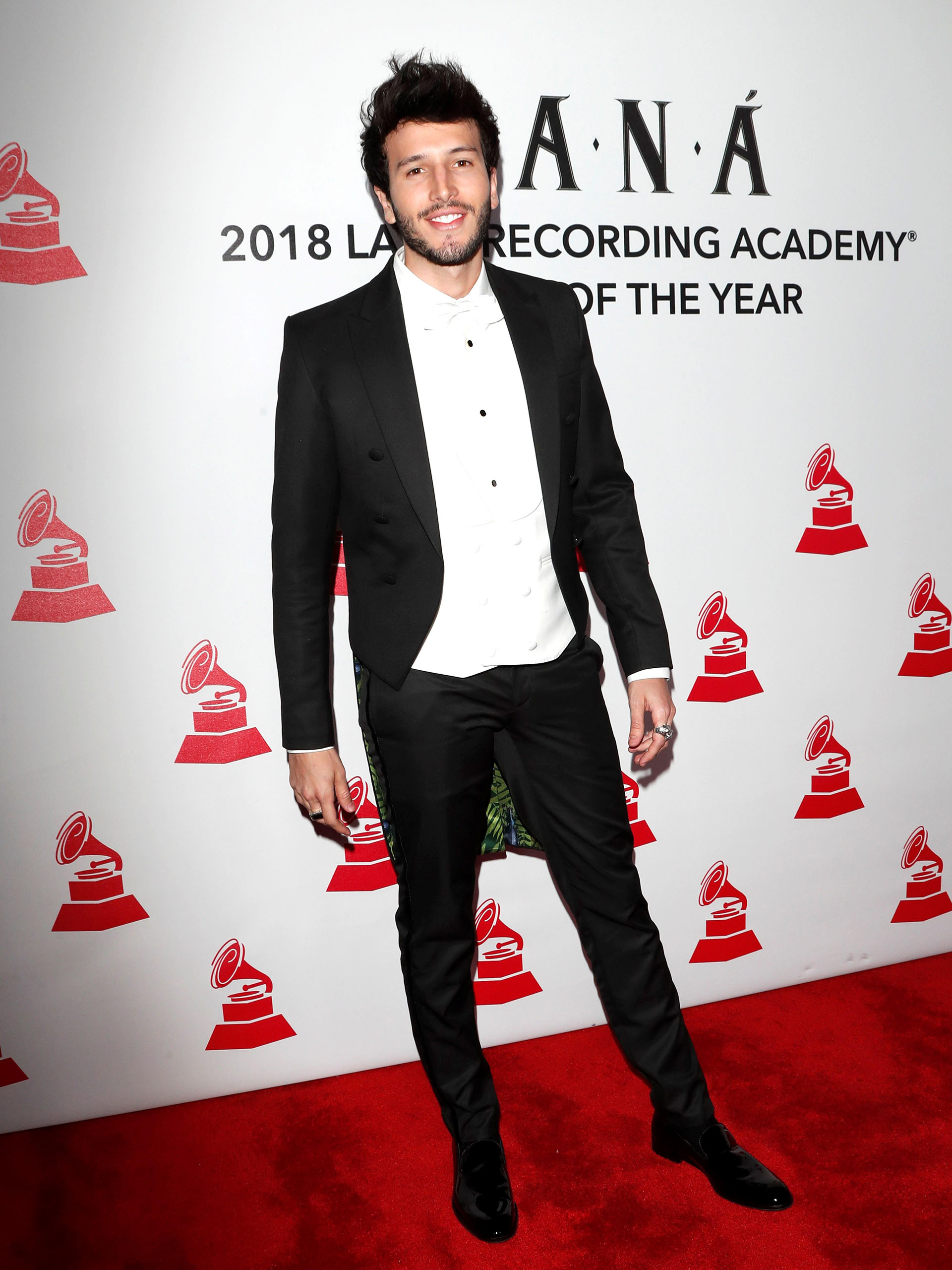 El cantante colombiano Sebastian Yatra posa a su llegada a la Gala de la Persona del Año de los Latin Grammy 2018, en el Mandalay Bay Convention Center en Las Vegas, Nevada