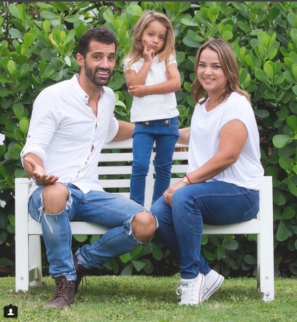 Adamari López, junto a su esposo, Toni Acosta y su hija,  Alaïa