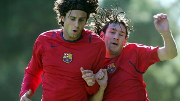 Thiago Motta y Lionel Messi disputando la pelota en una práctica del Barcelona