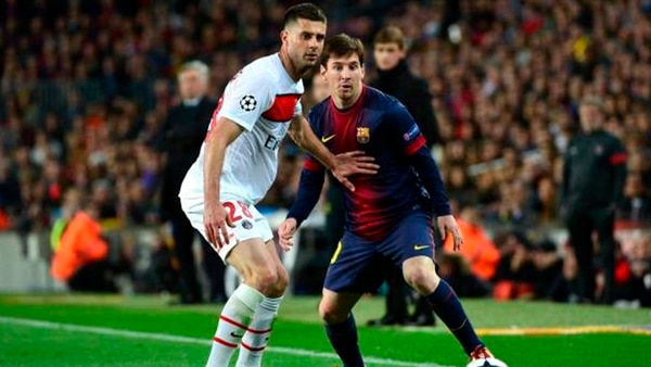 Thiago Motta marcando a Lionel Messi en un choque entre PSG y Barcelona (Reuters)