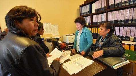 Ciudadanos tramitan la anulación de militancia en oficinas del TSE, en La Paz. Foto : APG