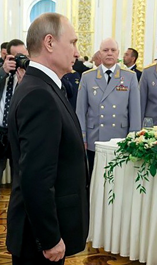 Vladimir Putin e Igor Korobov (AFP)