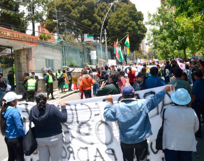 PROTESTA DE OPOSITORES FRENTE AL EDIFICIO DEL TRIBUNAL SUPREMO ELECTORAL. FUE AYER.