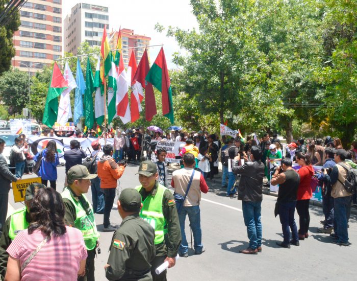 PLATAFORMAS Y CONADE REALIZARON AYER UNA PROTESTA FRENTE AL TSE.