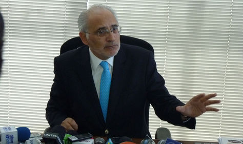 El exmandatario y candidato del FRI a la Presidencia, Carlos Mesa, durante una rueda de prensa.