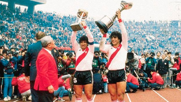 Juan Gilberto Funes (d) y “Tolo” Gallego (i) desfilan con la Copa Libertadores 1986 y la Intercontinental que River ganaría después ante el Steaua de Bucarest, con el gol de Antonio Alzamendi en Japón