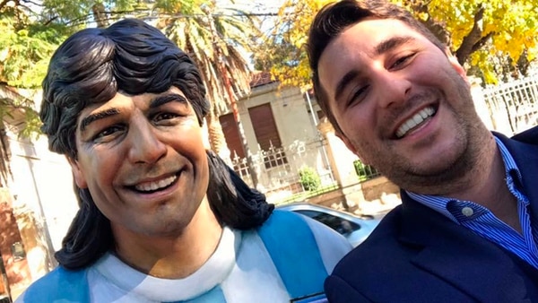 Juan Pablo Funes junto a la estatua de su padre