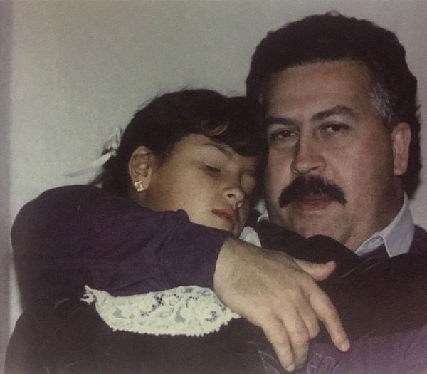 Pablo Escobar Gaviria con su hija Manuela (Victoria Eugenia Henao – Editorial Planeta)