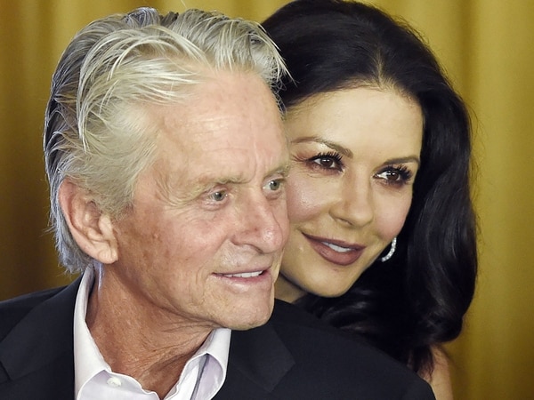 Michael Douglas y Catherine Zeta Jones celebraron 18 años de casados (AP)