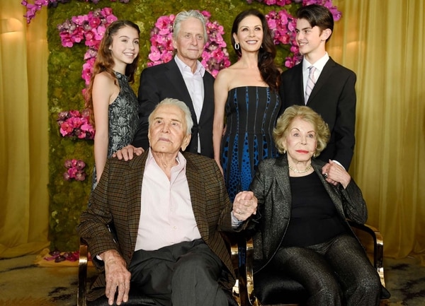 Kirk Douglas y su esposa Anne Douglas junto a Michael Douglas, Catherine Zeta Jones y sus hijos, Carys y Dylan (Photo by Chris Pizzello/Invision/AP)