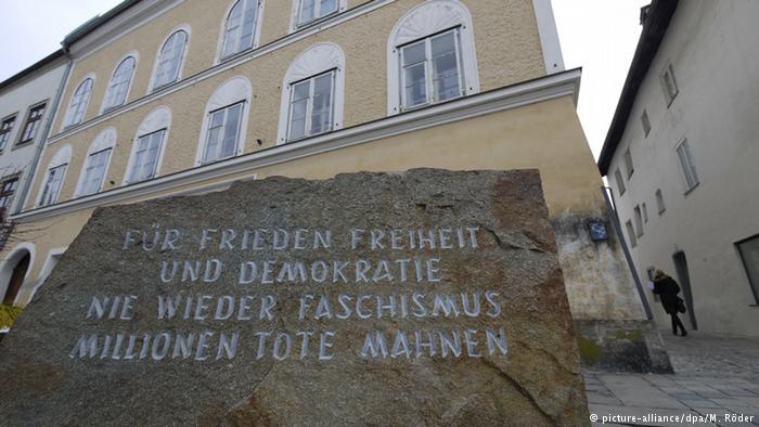 Por la paz, la libertad y la democracia. Nunca mÃ¡s fachismo. Millones de muertos lo advierten. Roca frente a la casa natal de Hitler, en Braunau, Austria. 
