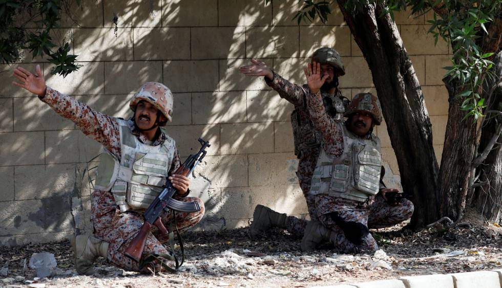 Tres militares paquistanÃ­es se cubren durante el ataque al consulado chino en Karachi (PakistÃ¡n).
