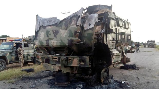 Restos de un vehículo militar tras un ataque en la ciudad nigeriana de Gudumbali el pasado septiembre