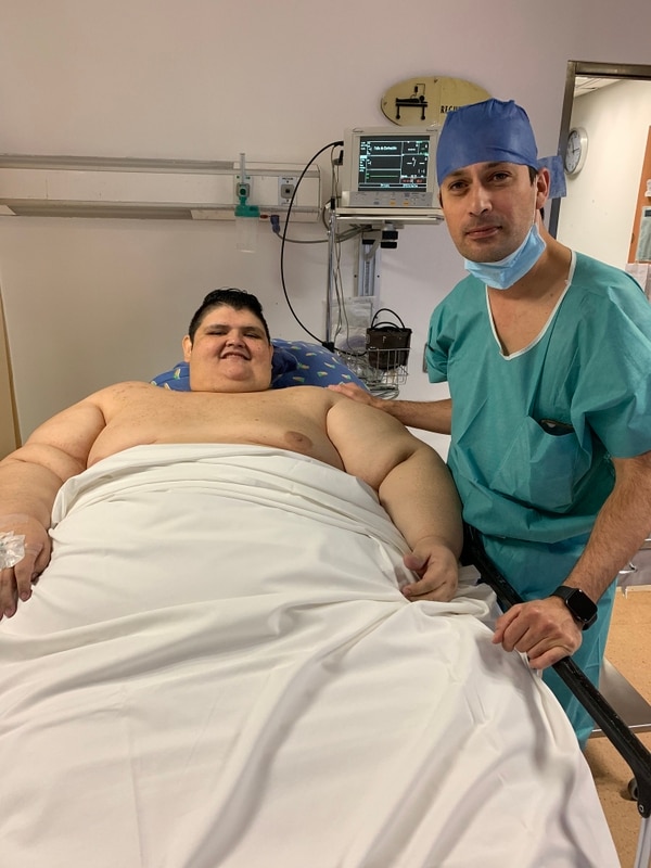 El doctor Castañeda y Juan Pedro previo a la cirugía bariátrica (Foto: Gastric Bypass México)
