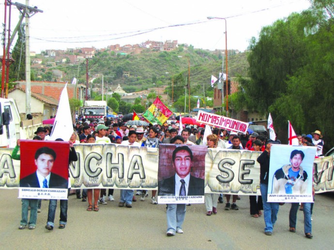MARCHA. Los afectados piden justicia tras varios años de luto.