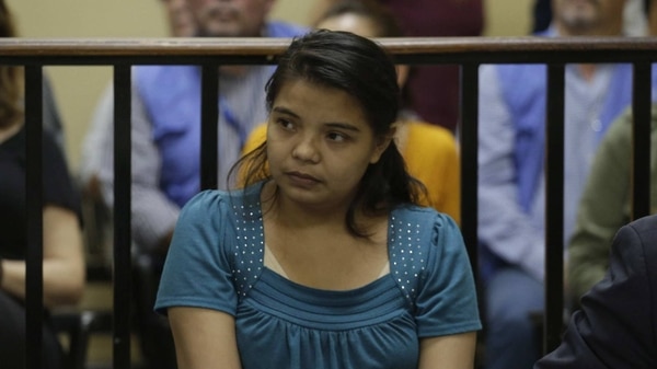 La joven Imelda Cortez está acusada de intento de aborto y podría pasar hasta 20 años en la prisión (EFE/Rodrigo Sura)