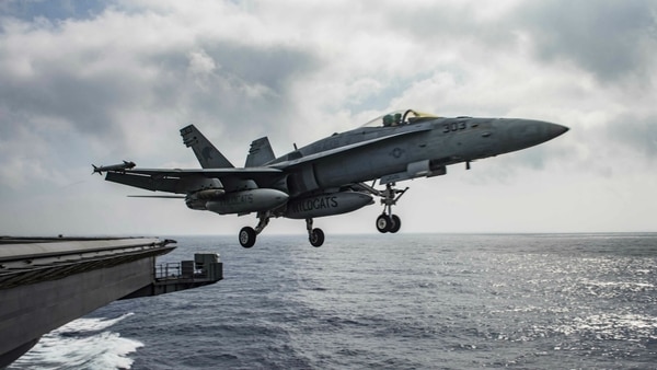 Un F-18 Hornet despegando de un portaaviones (Reuters)