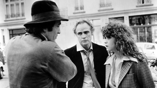 Bertolucci junto a Marlon Brando y Maria Schneider en “El último tango en París”