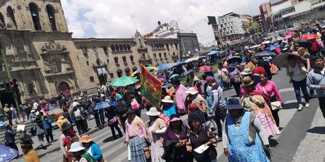Un grupo de mujeres marcha en inmediaciones de la plaza Mayor de San Francisco en contra de la violencia.