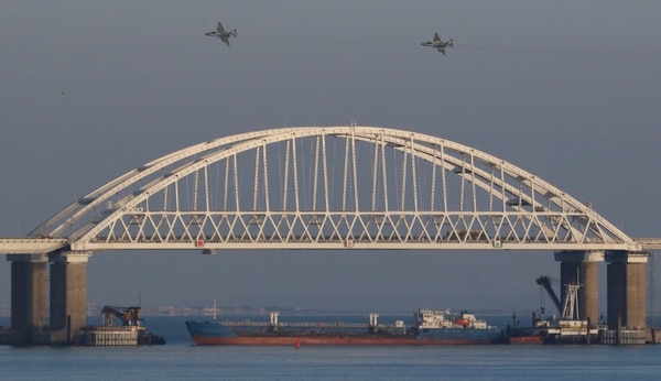 Aviones de combate rusos vuelan sobre el puente que conecta la península de Crimea con Rusia después que las fuerzas rusas prohibieran el ingreso de navios ucranianos en el Mar de Azov por el estrecho de Kerch (Reuters/Pavel Rebrov)