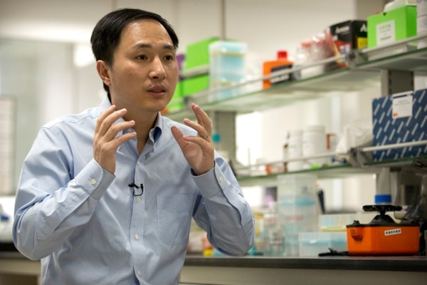 En esta fotografía del 10 de octubre de 2018, He Jiankui habla durante una entrevista en un laboratorio en la ciudad de Shenzhen, en la provincia de Guangdong en el sur de China (AP Foto/Mark Schiefelbein)