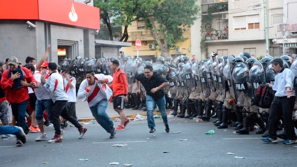 Los incidentes en las cercanías al estadio de River Plate obligaron a suspender el partido (Franco Fafasuli)