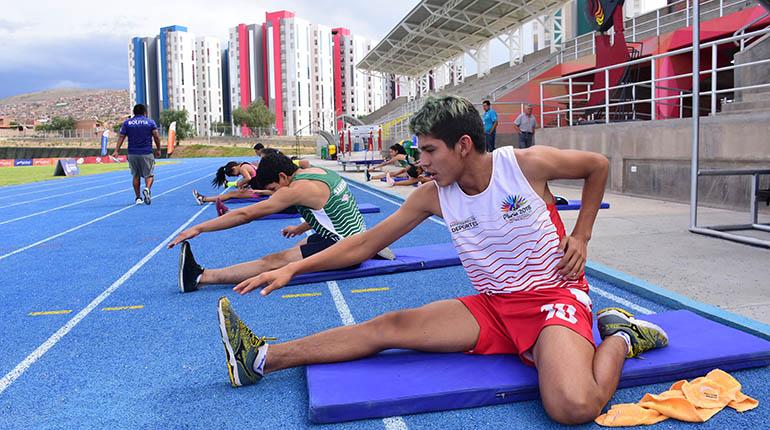 Los atletas en el entrenamiento vespertino de ayer. | Carlos López