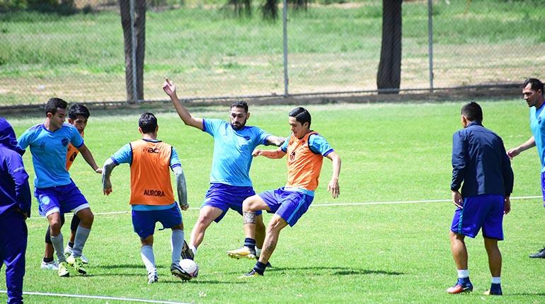 Los jugadores de Aurora durante la práctica que realizaron en el complejo de la laguna Alalay. | Daniel James