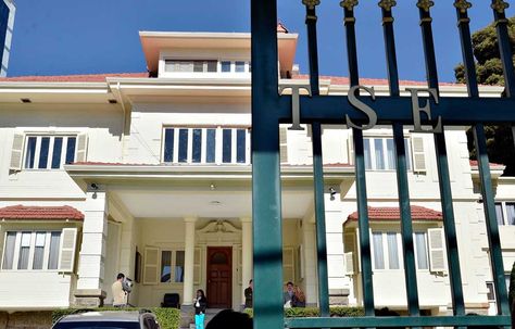 El portón del edificio del TSE en la zona de Sopocachi, de La Paz.