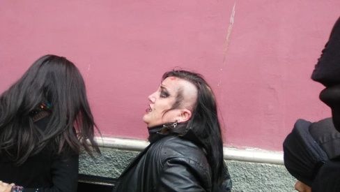 Momento en el que la mujer fue reducida por la Policía I Foto: redes sociales. Momento en el que la mujer fue reducida por la Policía I Foto: redes sociales.