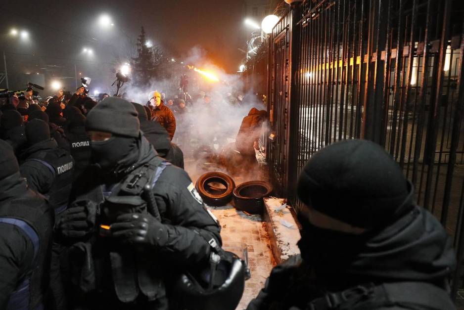 Miembros de la Guardia Nacional ucraniana tratan de proteger la embajada rusa en Kiev durante los disturbios del 25 de noviembre. (Reuters)