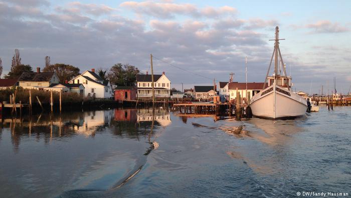 El puerto de la isla de Tangier, en Virginia, Estados Unidos, al atardecer.