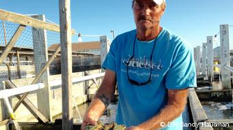 El pescador de cangrejos azules y alcalde de Tangier, James Eskridge, espera que el presidente Trump salve la isla. El alcalde de Tangier, James Eskridge.
