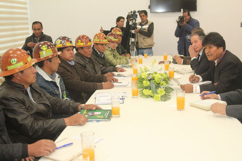 El presidente Evo Morales con representantes de FENCOMIN en la Casa Grande del Pueblo este martes 27 de noviembre. Foto: ABI