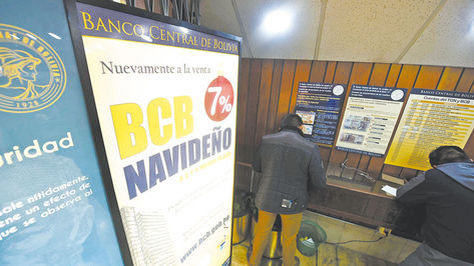 Algunos interesados en adquirir los bonos BCB Navideño, en gestiones pasadas. Foto: Archivo-La Razón