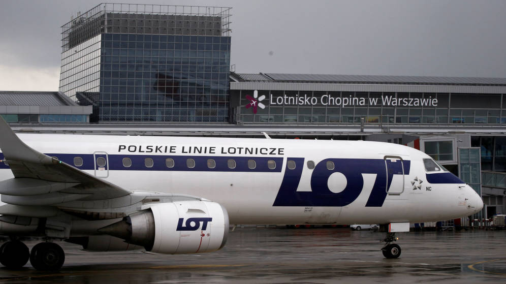 Foto: El vuelo de LOT consiguió llegar a Varsovia gracias a los pasajeros (Reuters/Kacper Pempel)