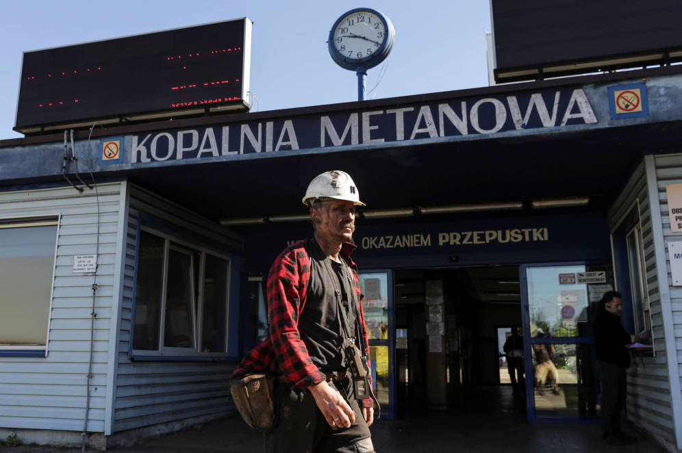 Foto: Un minero sale de la mina de carbón JSW, en Jastrzebie Zdroj, Polonia. (Reuters)