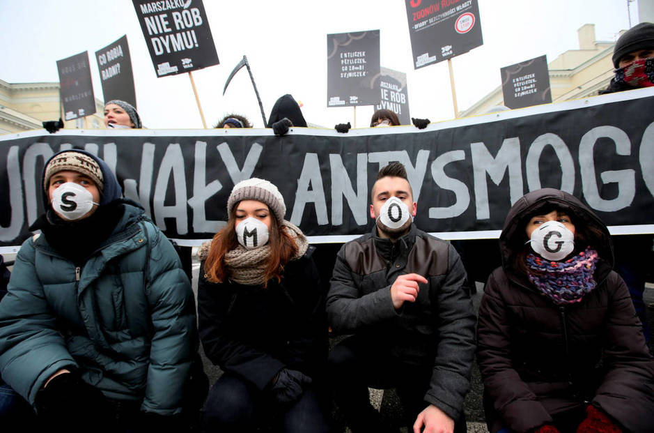 Protesta ciudadana exigiendo medidas para proteger a la población de la contaminación, en Varsovia. (Reuters)