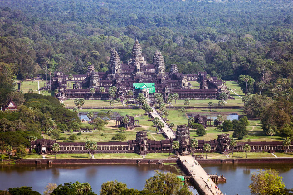Angkor Wat, rodeado por su característico foso. (iStock)