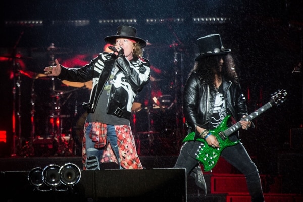 Axl y Slash sobre el escenario del Estadio Único de La Plata, Argentina