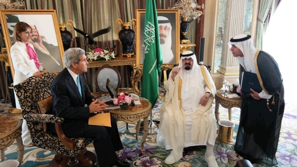 El rey Abdulá con el ex secretario de Estado de los EEUU John Kerry. (Wikicommons)