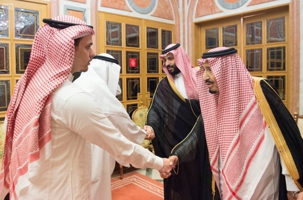 El rey Salmán y el príncipe heredero Mohammed recibieron a la familia de Khashoggi. (Saudi Press Agency/via REUTERS)
