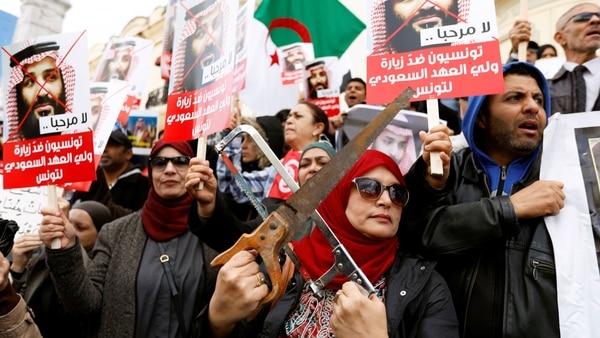 Desde el asesinato de Khashoggi el príncipe heredero ha enfrentado manifestaciones en su contra, como esta protesta en Túnez. /REUTERS/Zoubeir Souissi)