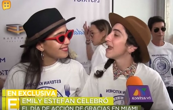 Así miraba Emily a su novia mientras decía que es el amor de su vida. (Foto: Captura, TV Azteca)