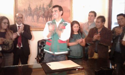 Leyes celebra con sus allegados su retorno a la Alcaldía de Cochabamba en su despacho.
