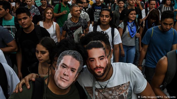 Kolumbien Medellin Protest von Studenten | Masken von Ivan Duque, PrÃ¤sident & Musiker Maluma (Getty Images/AFP/J. Sarmiento)